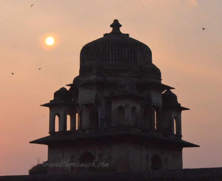 orchha chatris1